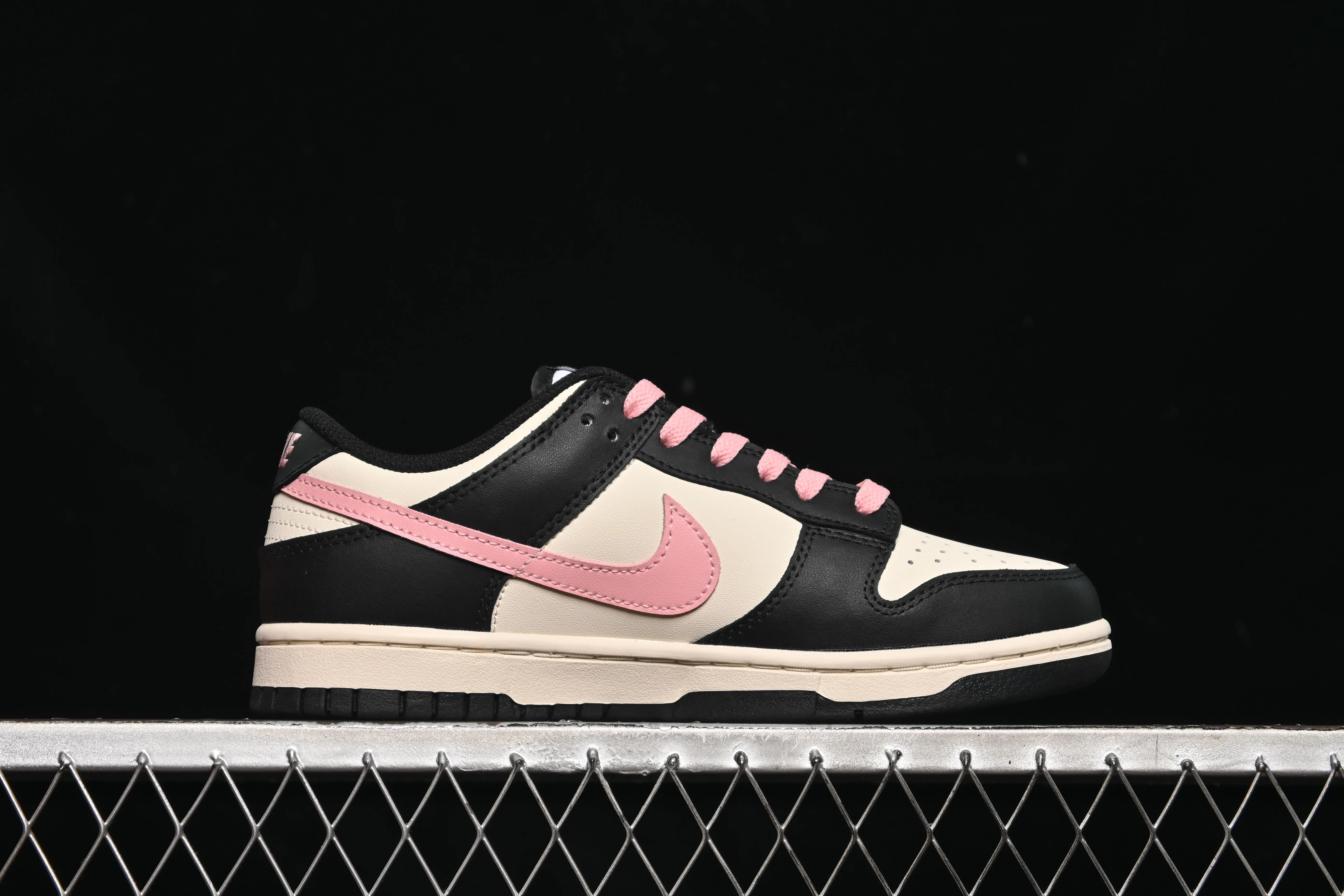 All Categories Nk SB Dunk Series Nk SB Dunk Low Low-top sneakers Nike SB Dunk Low White, black and pink color Low-top casual sneakers DD1391-100